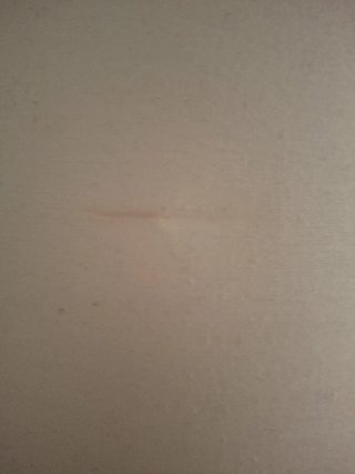 Lámpara de mesa dorada y blanca