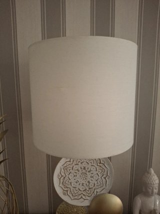 Lámpara de mesa dorada y blanca