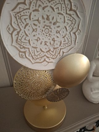Lámpara de mesa dorada y blanca