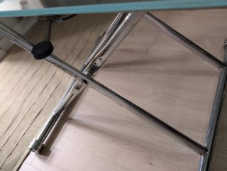 Tavolo in vetro temperato e metallo