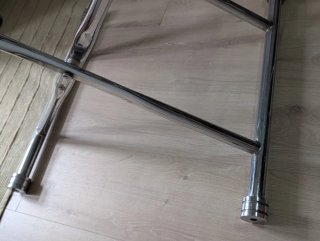 Tavolo in vetro temperato e metallo