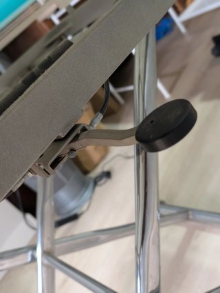 Tavolo in vetro temperato e metallo