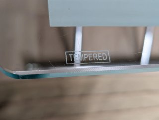 Tavolo in vetro temperato e metallo