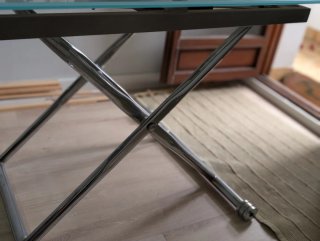 Tavolo in vetro temperato e metallo