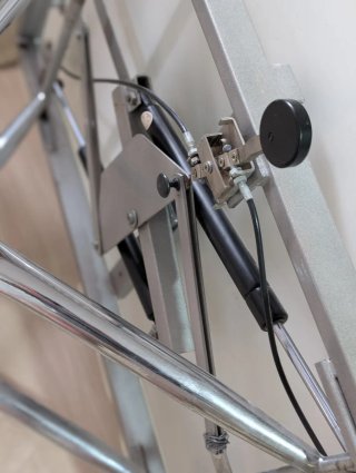 Tavolo in vetro temperato e metallo