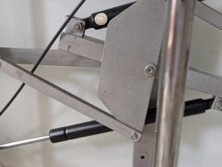 Tavolo in vetro temperato e metallo