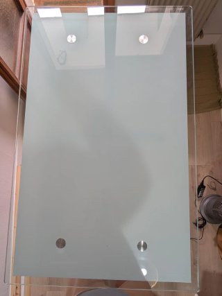 Tavolo in vetro temperato e metallo