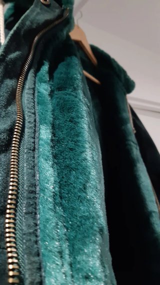 Abrigo verde cuero con gorro peluche