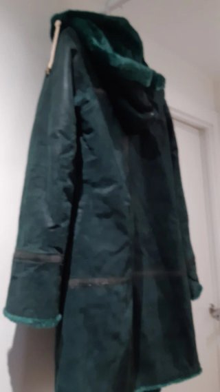 Abrigo verde cuero con gorro peluche