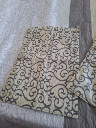 Colcha beige y gris,cama matrimonial