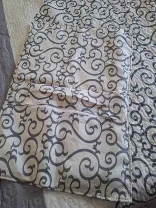 Colcha beige y gris,cama matrimonial