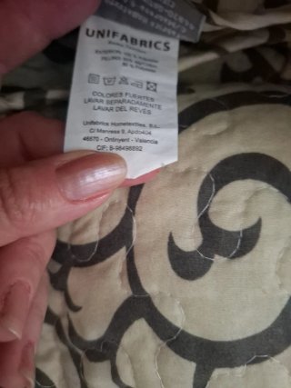 Colcha beige y gris,cama matrimonial