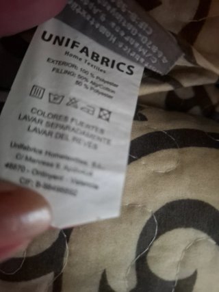 Colcha beige y gris,cama matrimonial