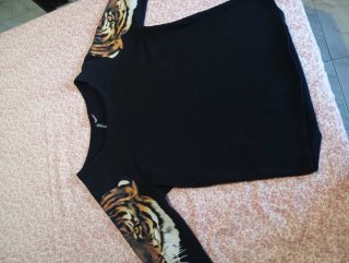 Sudadera negra con estampado de tigre