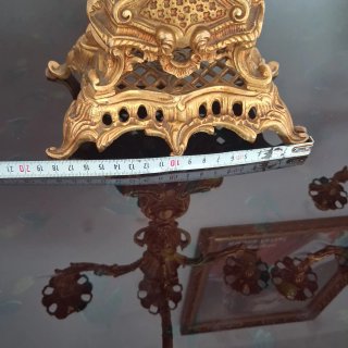 Par de candelabros de bronce dorados