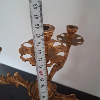 Par de candelabros de bronce dorados