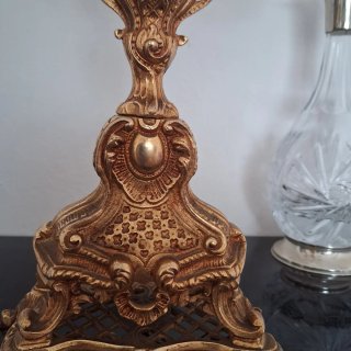 Par de candelabros de bronce dorados