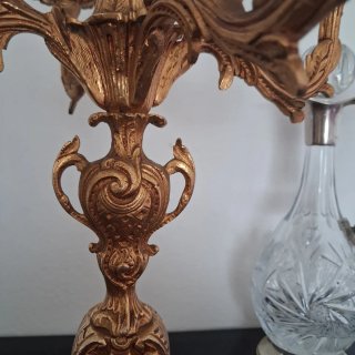 Par de candelabros de bronce dorados