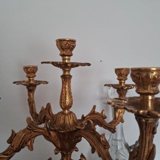 Par de candelabros de bronce dorados