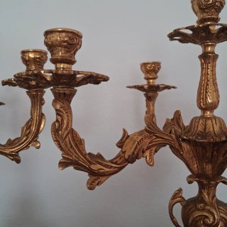 Par de candelabros de bronce dorados