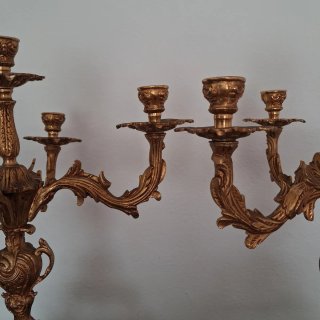 Par de candelabros de bronce dorados