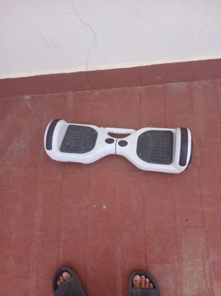 Patinete eléctrico blanco (le hace falta cargador)