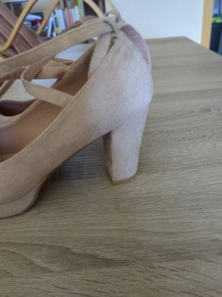 Zapatos de tacón beige mujer