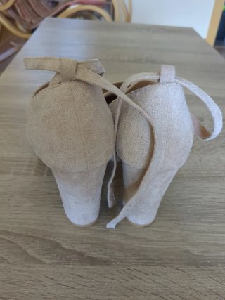 Zapatos de tacón beige mujer