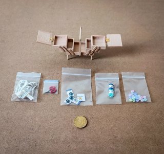 Miniatura Scatola Porta-Cucito Legno Vintage 1:12