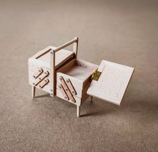 Miniatura Scatola Porta-Cucito Legno Vintage 1:12