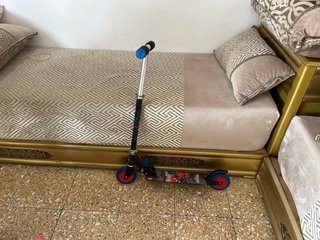 Patinete infantil azul y negro
