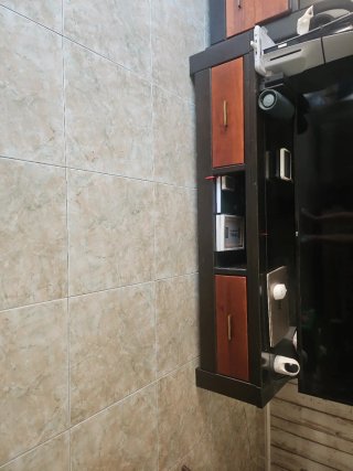 Muebles de salón oscuros y estantería