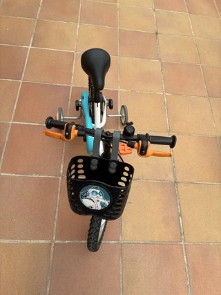 Bicicleta infantil con ruedines y cesta