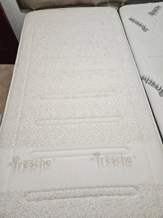 Colchones + base tapizada 6 patas de madera