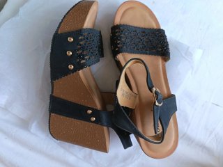 Sandalias cuña negras y doradas talla 36