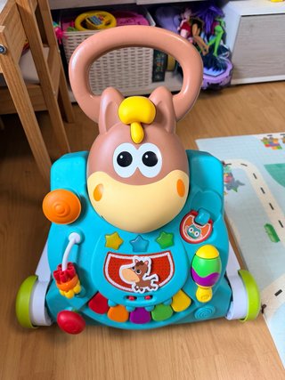 Andador infantil convertible en mesa