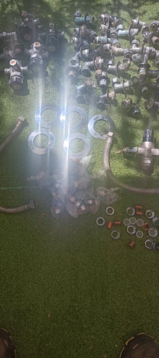 Lotes de llaves, rociadores y codos marca presto