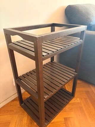 Mueble de madera con estantes