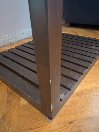 Mueble de madera con estantes
