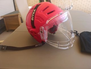 Casco hockey / hoquei talla S con visera y funda.