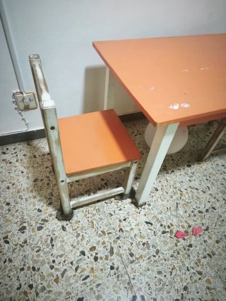Mesita y 2 sillas madera para niño