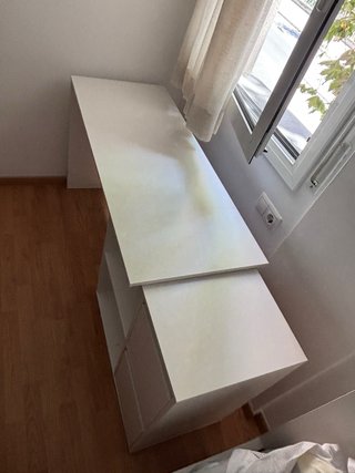 Escritorio blanco con estanterías