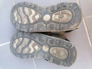 Sandalias niño velcro talla 36. plantilla de piel.