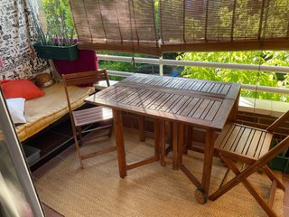 Mesa de jardín y 4 sillas de madera