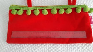 Bolso rojo terciopelo con pompones