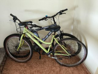 DOS BICICLETAS para reparar
