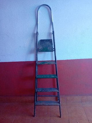 Escalera plegable metálica