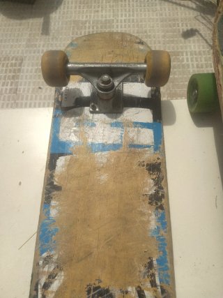 Monopatín con ruedas verdes