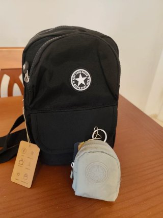 Conjunto Mochila Bandolera Negra y Monedero Verde