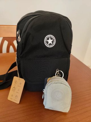 Conjunto Mochila Bandolera Negra y Monedero Verde